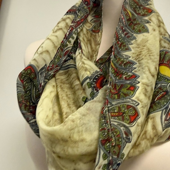 Lavello Accessories - Chic Paisley Print Scarf in Cream and Multicolor